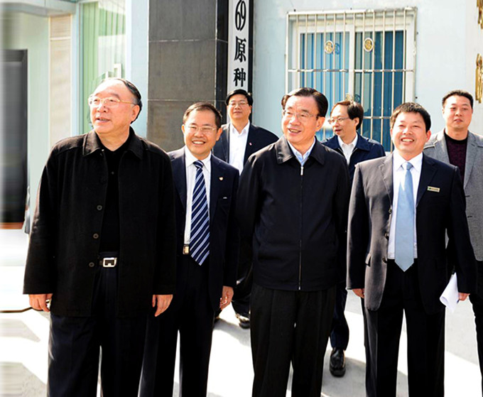 時任中共中央政治局常委紀委書記賀國強、重慶市市長黃奇帆等領導視察重慶69