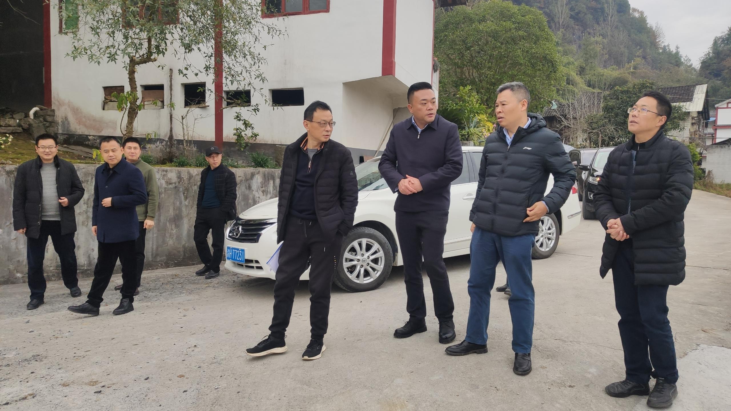 重慶市農委畜牧處副處長晏亮一行在黔江區農委、區畜牧發展中心領導陪同下，到重慶69畜牧種公豬站調研